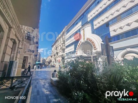 Xaqani Ticarət Mərkəzinin qarşısında — Bakı