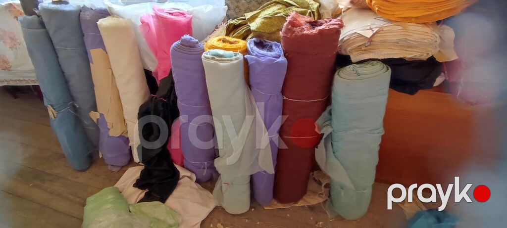 Məhsul: Parça rulonları (qarışıq çeşid) Təsvir: - Çeşidli rəng və — Parçalar, Şəki (4)