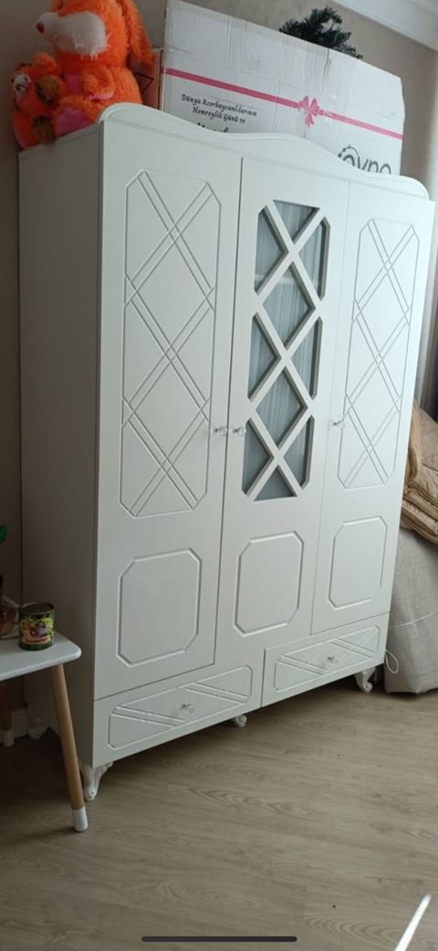 Dolab 220azn. Texminen 1 il istifade edilib,yeniden ferqi — Sara — Wardrobes