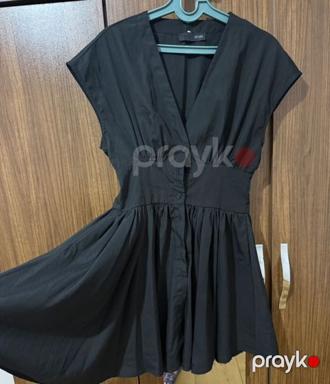 Qara rəngli qadın paltarı - Model: V-yaxa, qısa qollu, beldən yığmalı — Digah