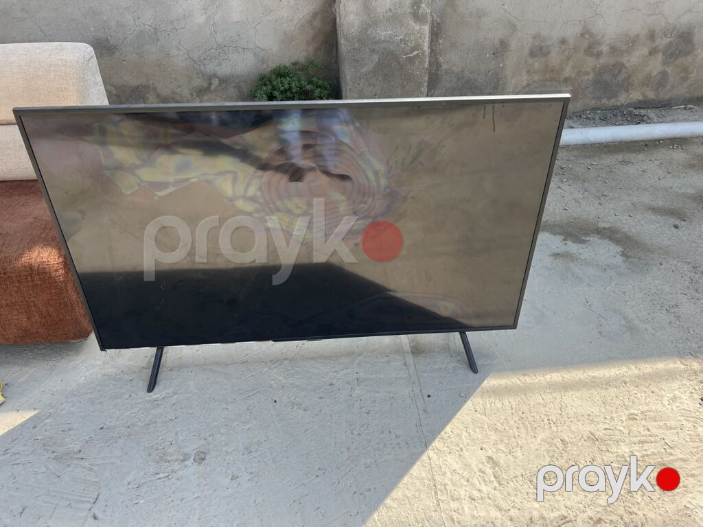 Televizor (təxminən 55–60") – nazik çərçivəli, iki ayaqlı dizayn — Televizorlar, Bakı (2)