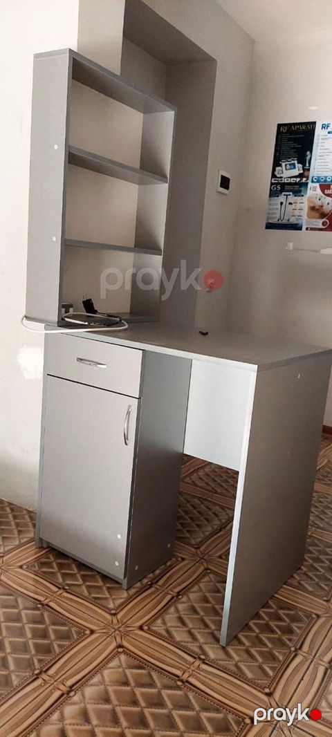 Nigar3. Dırnaq masası satılır. 80 azn yaxşı vəziyyətdədir. ünvan — Bakı