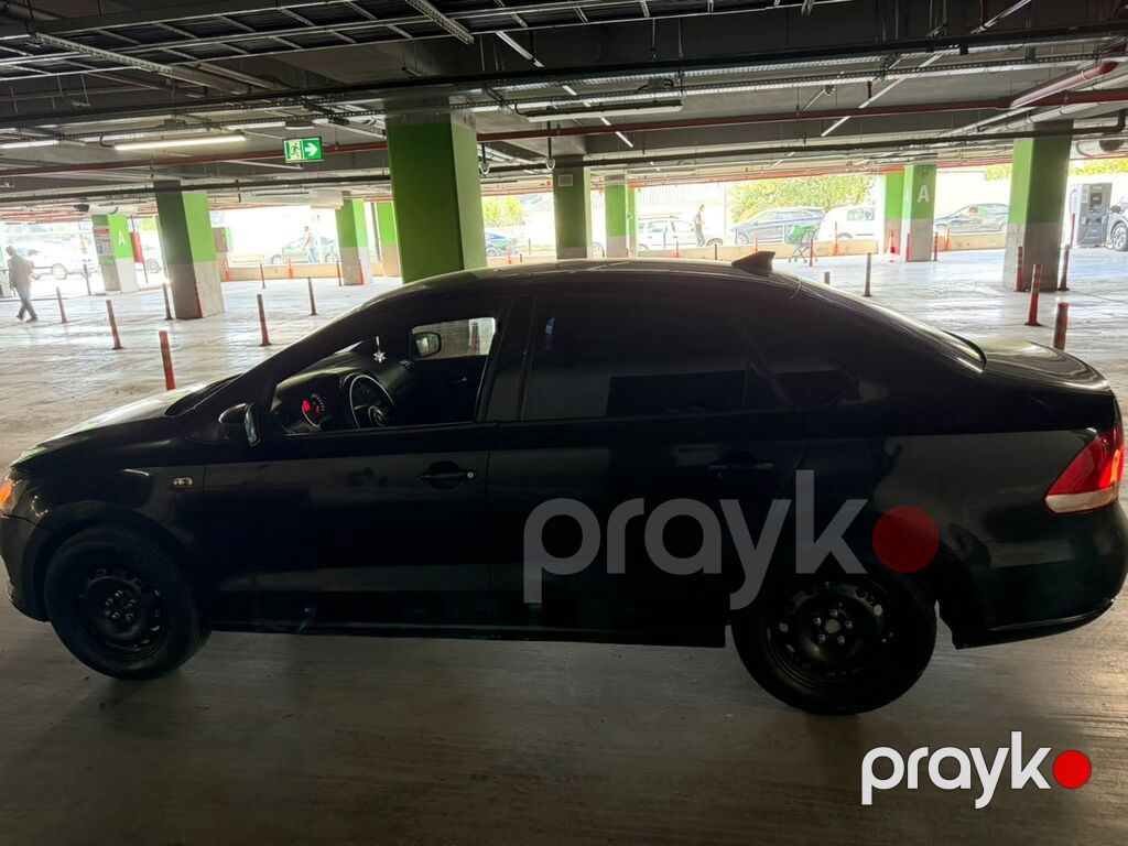 Volkswagen Polo sedan, qara rəng. Avtomobil şəhər və uzun məsafələr — Avtomobillər, Bakı (2)