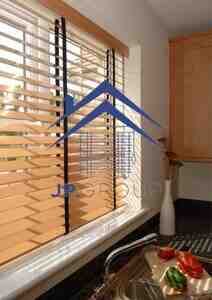 Jalüz taxta pərdələr — Pəncərələr, qapılar, balkonlar, Bakı (2)