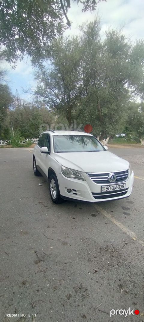 Volkswagen Tiguan, ağ rəngli, kompakt SUV. Xüsusiyyətlər: - Kuzov: 5 — Mehdiabad