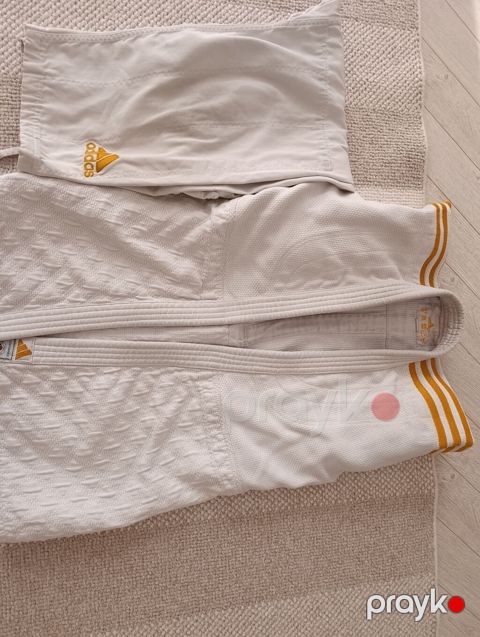 Adidas cüdo gi dəsti - Brend: Adidas - Rəng: ağ, qızılı-sarı detallar — Bakı