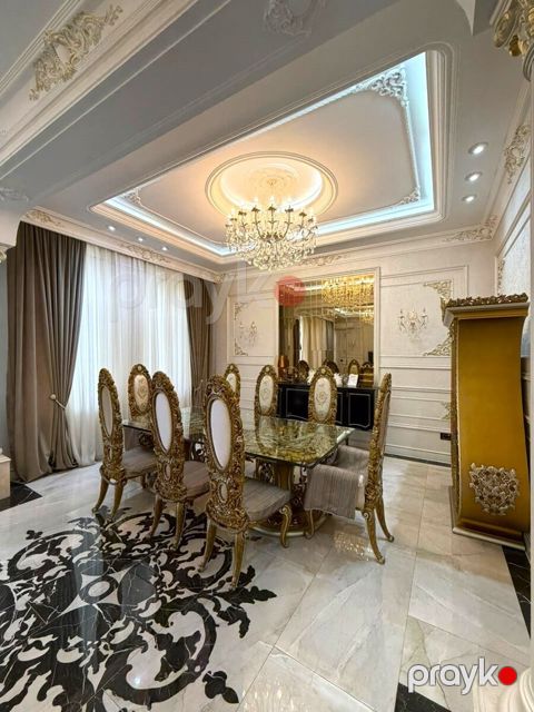 Satılır 4 otaqlı köhnə tikili 215 m² — Bakı