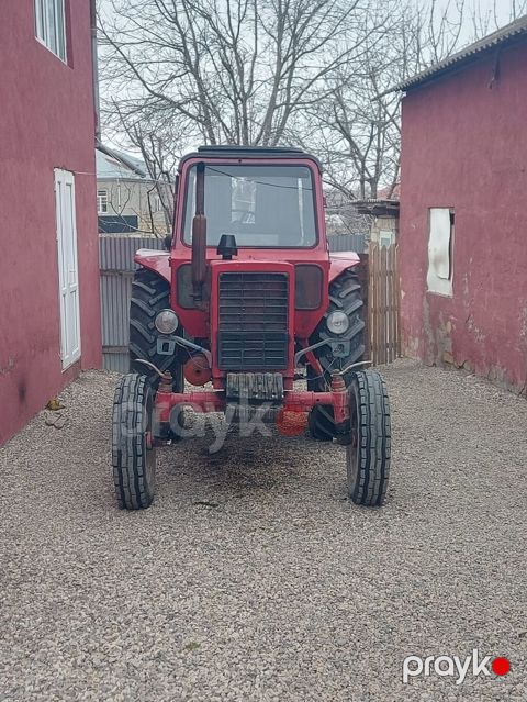 Qırmızı MTZ tipli təkərli traktor - Kabinli, ön dar təkərli — Quba
