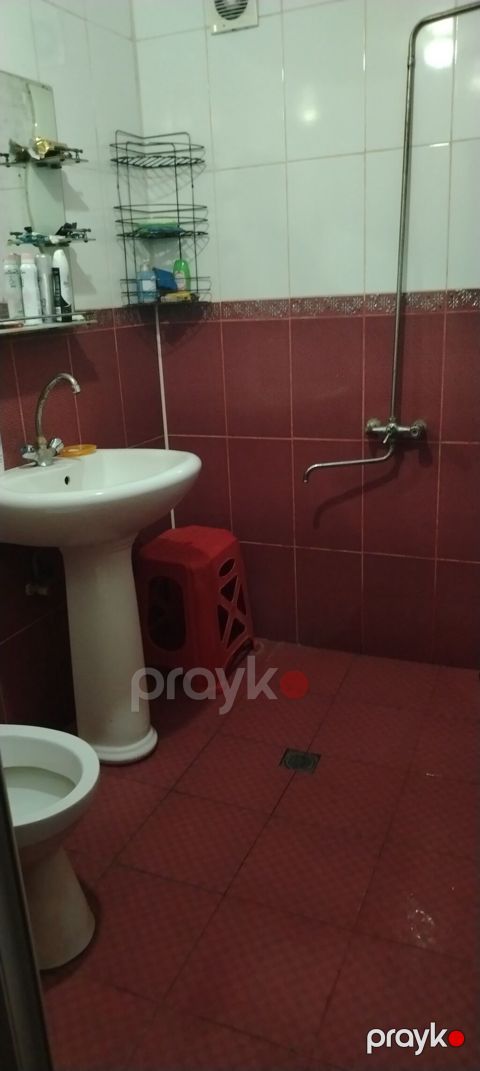 Gəncə şəhəri pasyolka5/4 təmirsiz 2 otaq satılır razılaşma var. Watsab — Gəncə