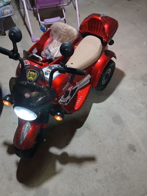 Uşaq üçün elektrikli üçtəkərli motosiklet - Rəng: qırmızı, parlaq — Uşaq nəqliyyatı