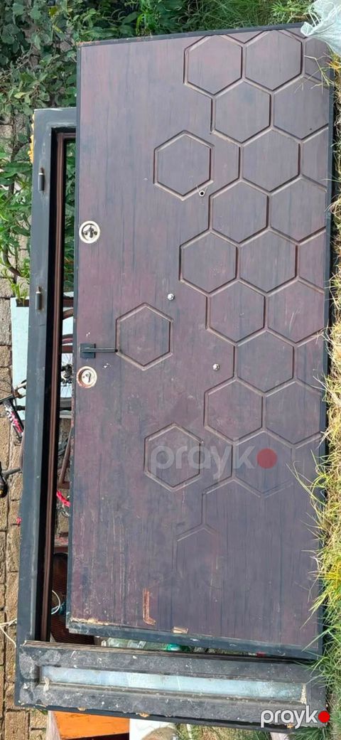 Seyf qapi 214/105sm 115azn qiymet sondur Balaxani 5059 leli — Bakı