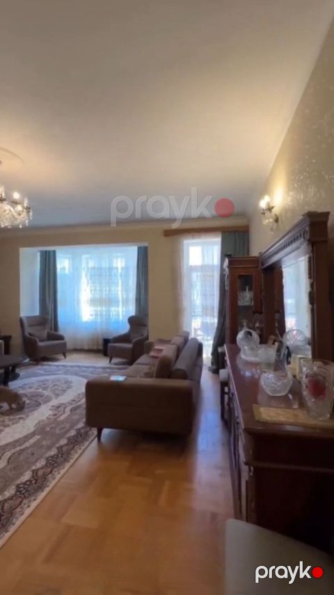 Satılır 4 otaqlı köhnə tikili 143 m² — Bakı