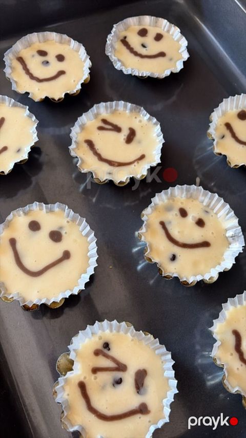 Şokoladlı “smiley” kapkeyklər - Fərdi dizayn: Üzəri şokoladla — Digah
