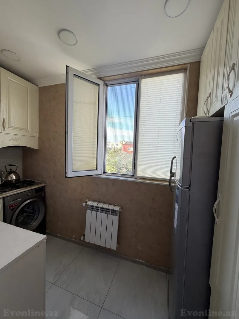 Satılır 2 otaqlı Mənzil Köhnə tikili 40 m² Bakı, Binəqədi r., Azadlıq prospekti m., 8-ci mikrorayon — Mənzil, Bakı (5)