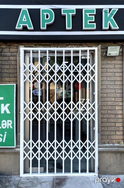 Yana yığılan dəmir barmaqlıq — Bakı