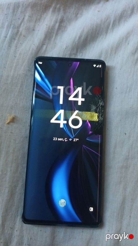 Smartfon – tam ekranli, ön kamera üçün mərkəzdə puncture (delik) tipli — Saray
