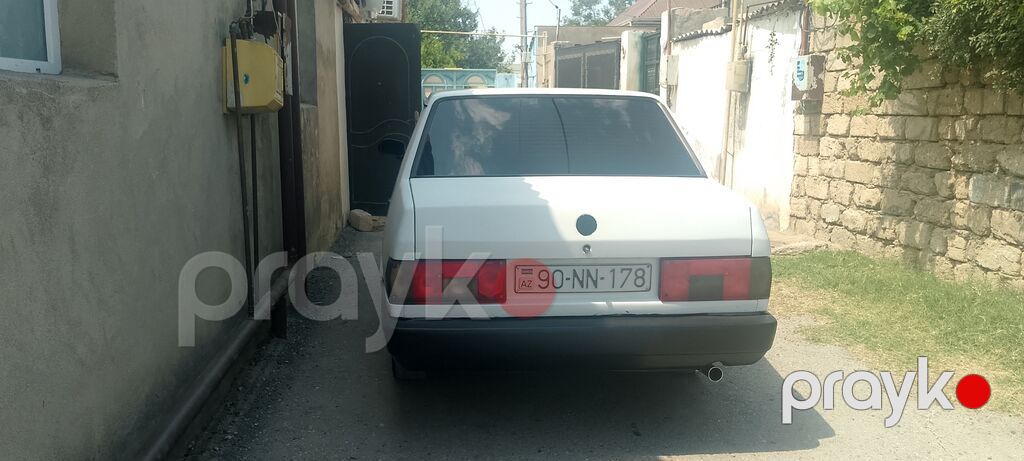 Ağ rəngli sedan, 4 qapı, arxa ötürücülü. Qara rəngli disk-lər, tünd — Avtomobillər, Bakı (2)
