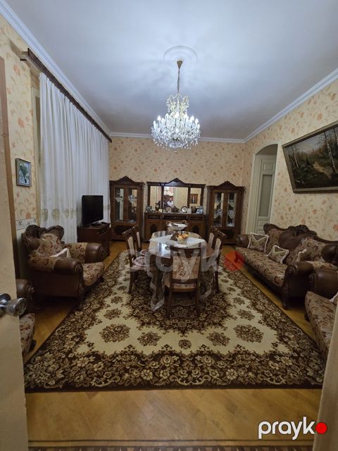 Satılır 3 otaqlı köhnə tikili 140 m² — Bakı