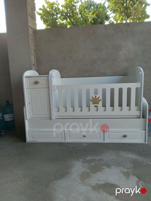 Ağ rəngli körpə beşiyi – komod və saxlama bölmələri ilə - Material — Digah