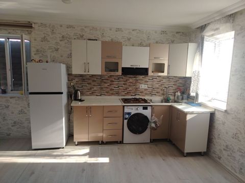 Corat 2 otaqli yeni temirli esyali ev 330m 4nomre evin gabaginan kecir — Saray