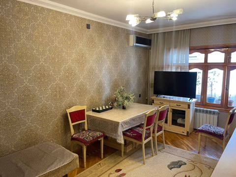 Satılır 3 otaqlı köhnə tikili 85 m² — Apartment