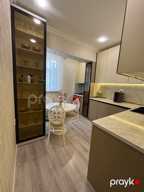 Satılır 4 otaqlı köhnə tikili 100 m² — Bakı