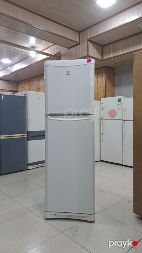 Indesit iki qapılı soyuducu - Yuxarıda dondurucu bölmə, aşağıda — Digah
