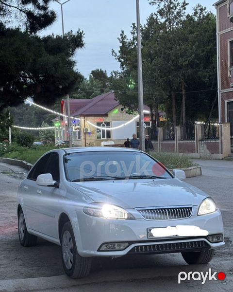 Ağ rəngli sedan – 4 qapılı, komfortlu və qənaətcil şəhər avtomobili — Şabran
