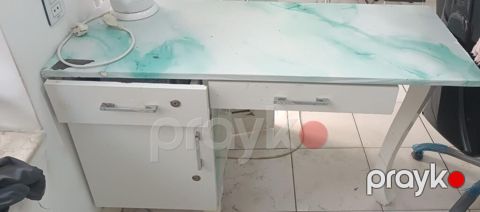 Açar kilidli iki çekmecəli və bir dolablı iş masası - Üst səthi — Bakı