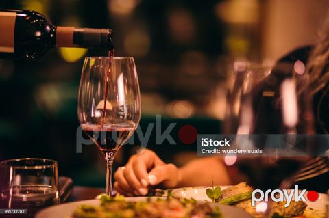 Ofisiant işi axtarıram — Bakı