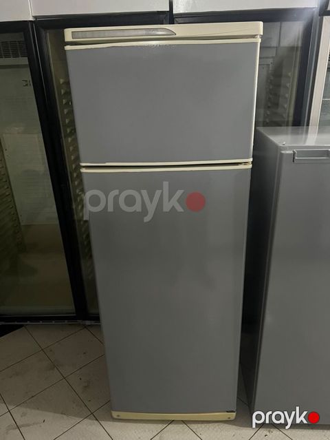 İki kameralı Soyuducu - Yuxarıda ayrıca dondurucu bölmə, aşağıda — Digah