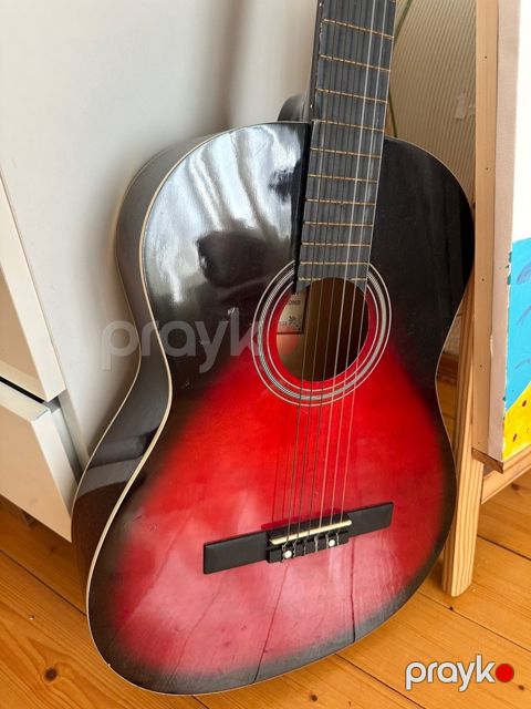 Gitara və çantası — Bakı