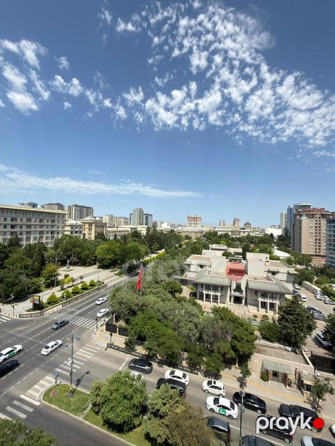 Satılır 5 otaqlı köhnə tikili 200 m² — Bakı