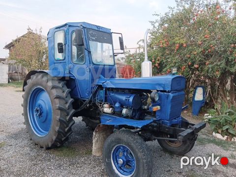 Mavi rəngdə tək kabinəli təkərli traktor. Texniki xüsusiyyətlər və — Yevlax