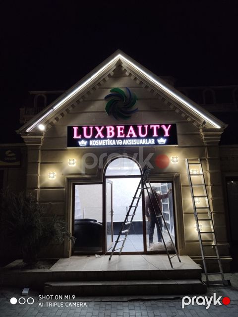 Luxbeauty reklam lövhəsi — Bakı