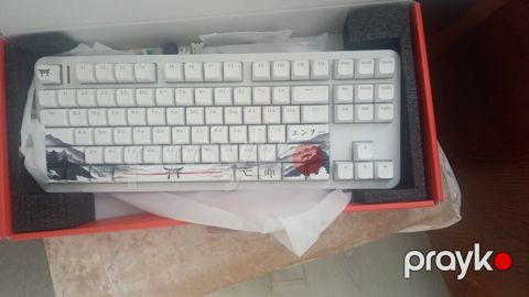 Məhsul: RGB işıqlanmaya malik, yığcam mexaniki klaviatura (ağ rəng — Bakı