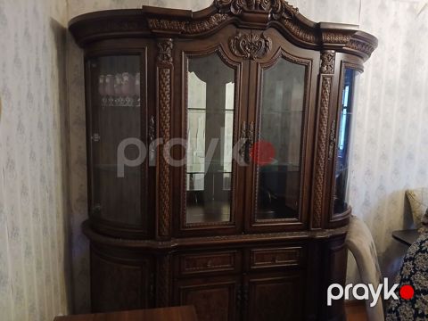 Klassik üslubda vitrin-bufet - Material: tünd ağac tonlarında — Bakı