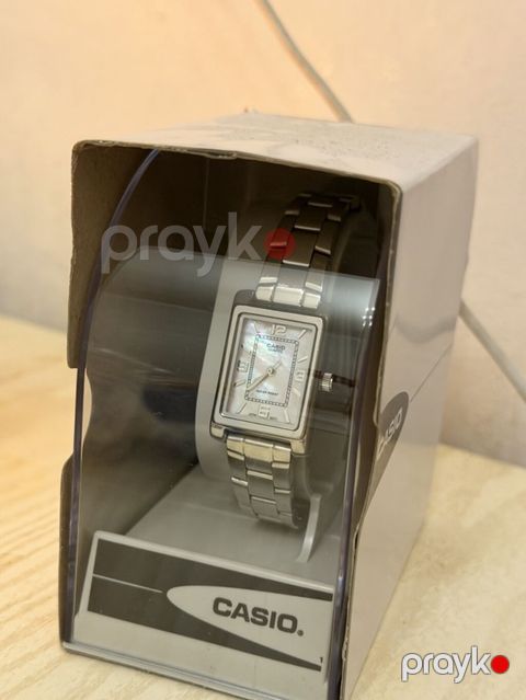 Casio qadın qol saatı – zərif düzbucaqlı korpus və metal qolbaqla — Digah