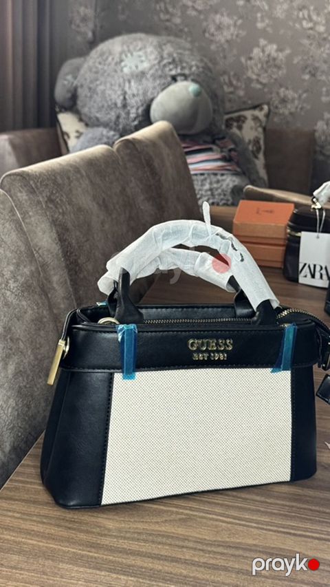 Guess qadın çantası - Model: Top-handle əl çantası - Rəng: Qara — Masazır