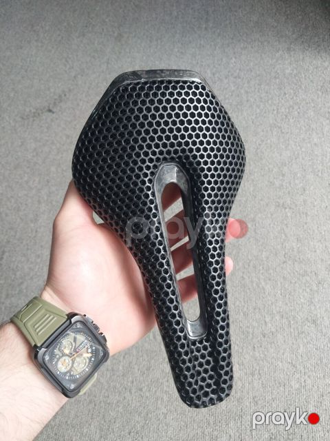 Carbon oturacaq — Bakı