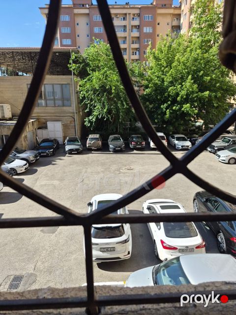 3-otaqlı mənzil, Elmlər Akademyasi m., 134 m² — Bakı