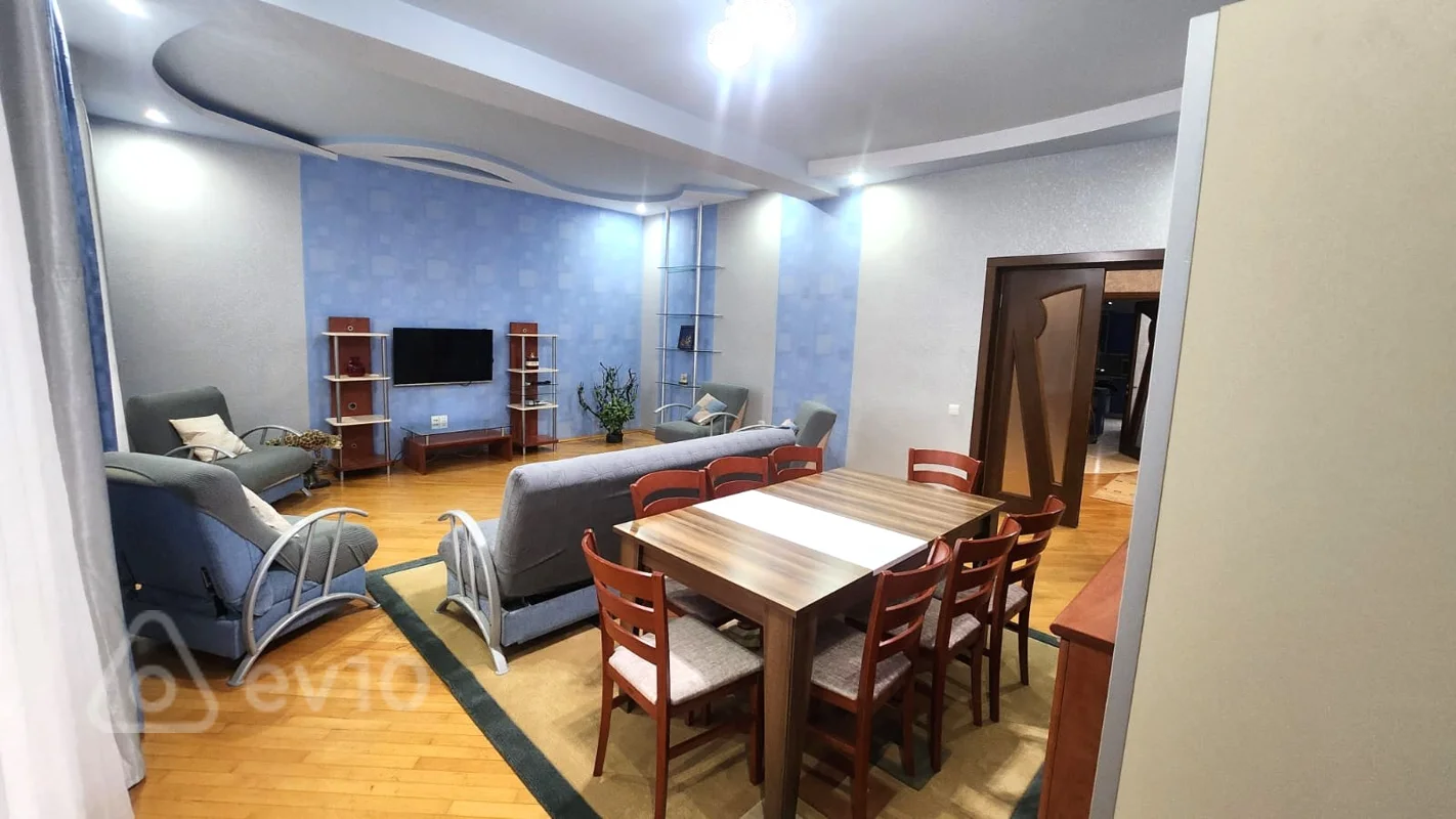 5 otaqlı mənzil, 220 m², Bakıxanov küçəsi — kirayə — Bakı