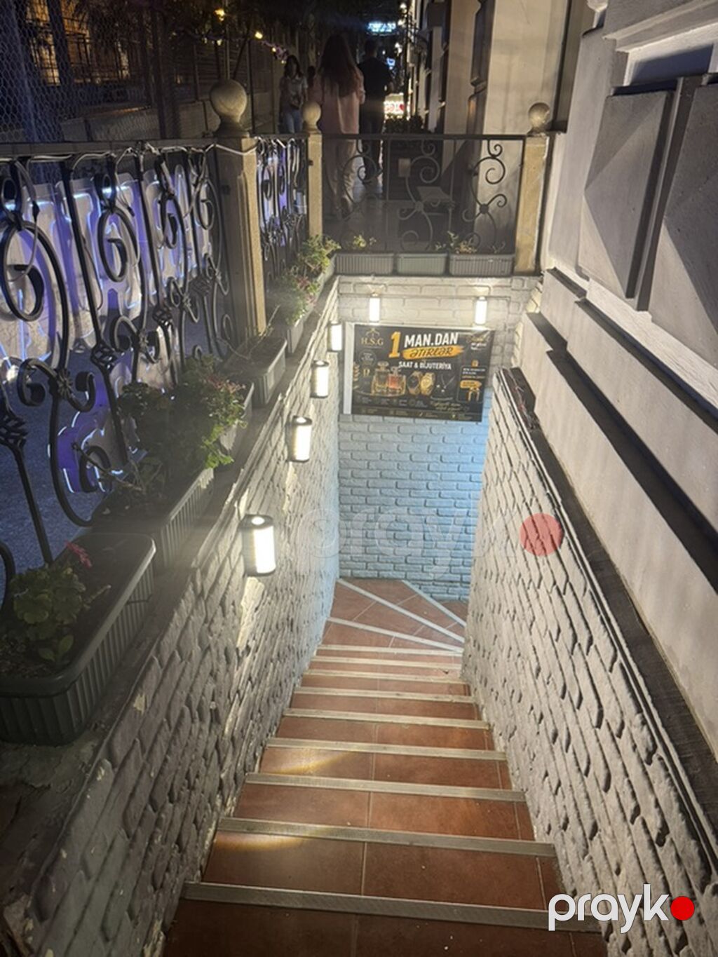 Şəhərin tam mərkəzində İçəri şəhər metrosu. Sabir bağı — Vitrini, Bakı (9)