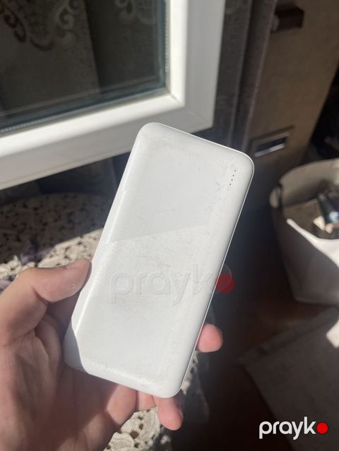 Ağ rəngli portativ enerji bankı (powerbank). - Kompakt və yastı — Bakı