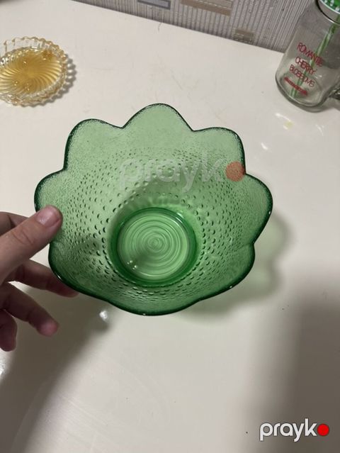 Şüşə qab – yaşıl rəngli, dalğalı kənarlı - Material: qalın — Bakı