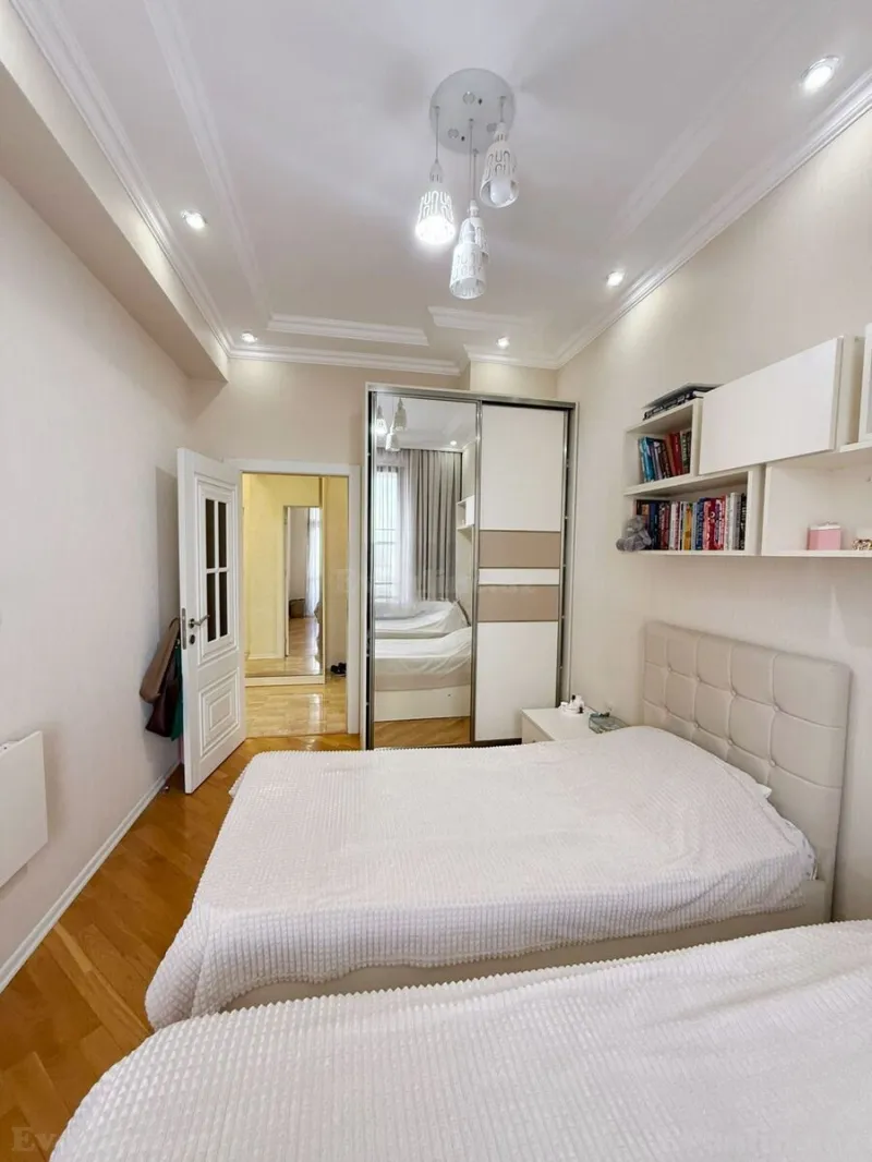 Satılır 3 otaqlı Mənzil Yeni tikili 71 m² Bakı, Yasamal r., İnşaatçılar m., Yeni Yasamal — Mənzil, Bakı (8)