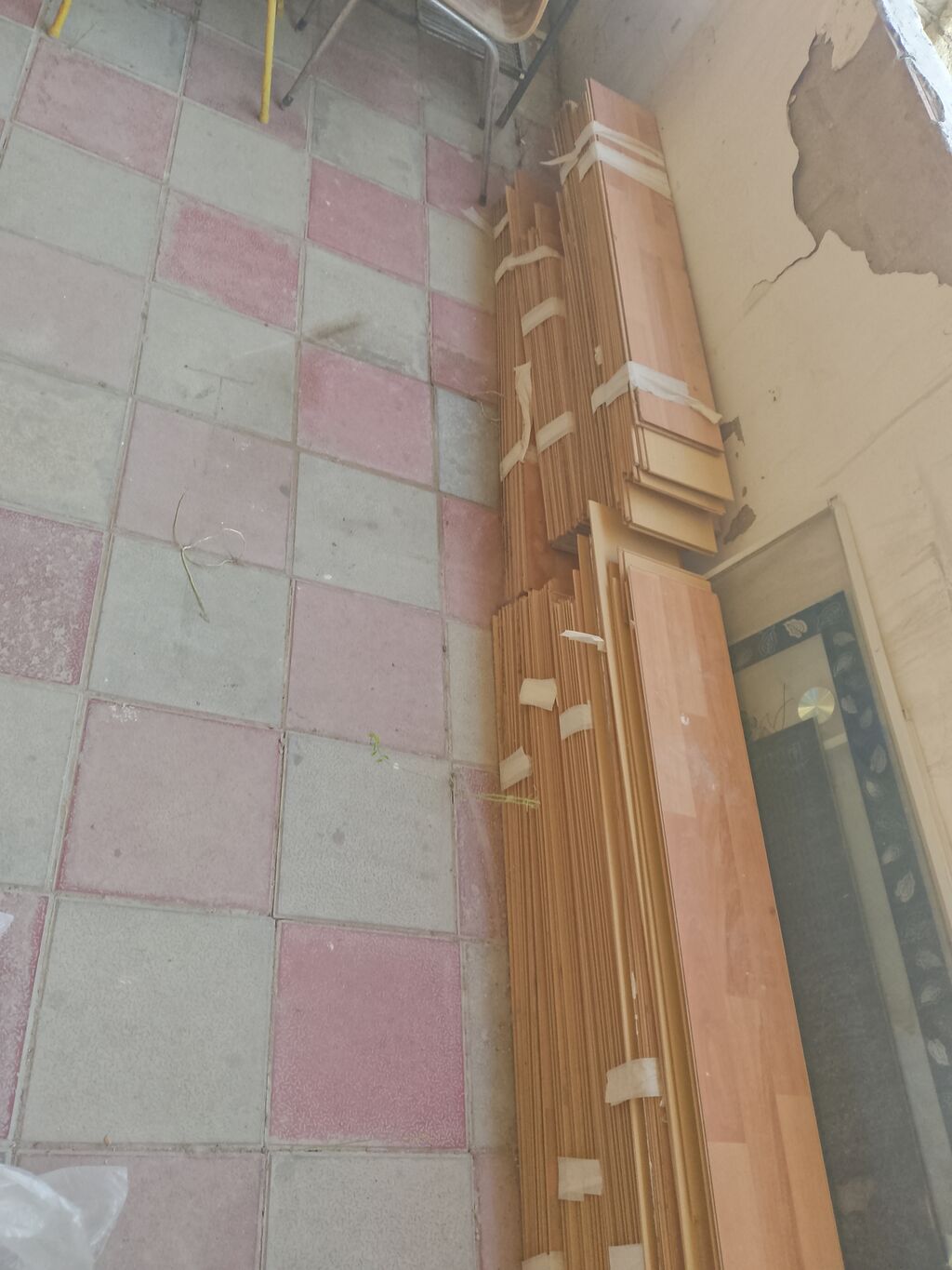 Laminat döşəmə panelləri – ağac toxuması ilə, açıq-qəhvəyi/çəhrayı — Döşəmə örtükləri, Bakı (2)