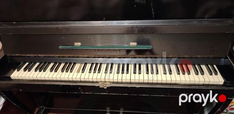 Upright pianino – qara rəngli, klassik korpuslu model - Tam ölçülü — Sumqayıt