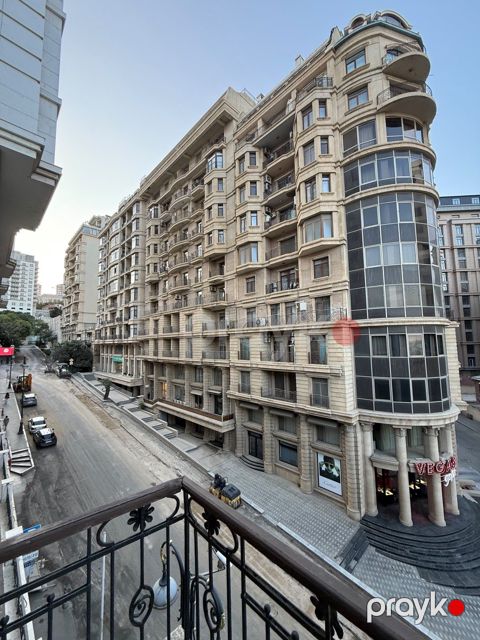 Satılır 6 otaqlı köhnə tikili 240 m² — Bakı