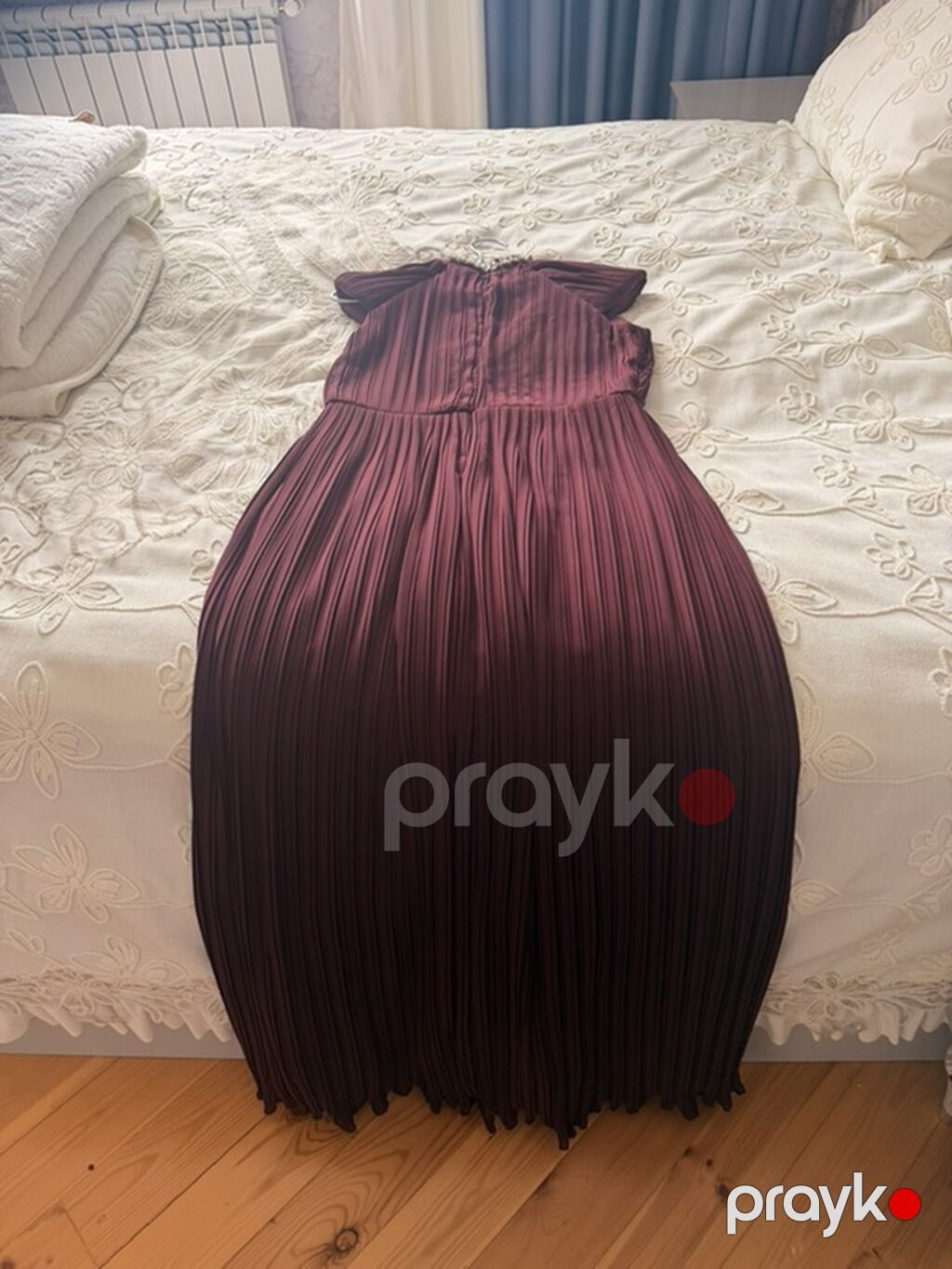 Bordo rəngdə, pliseli parçada hazırlanmış şık ziyafət/gecə geyimi — Axşam paltarları, Bakı (6)